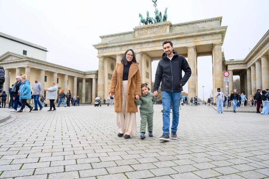 Berlin: Premium 60-Minute Photoshoot at Iconic Landmarks - Brandenburg Gate is a strong place to begin
