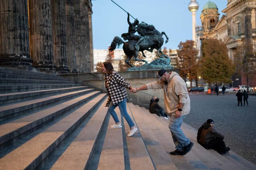 Berlin: Premium 60-Minute Photoshoot at Iconic Landmarks - The optional Berlin locations need clarification