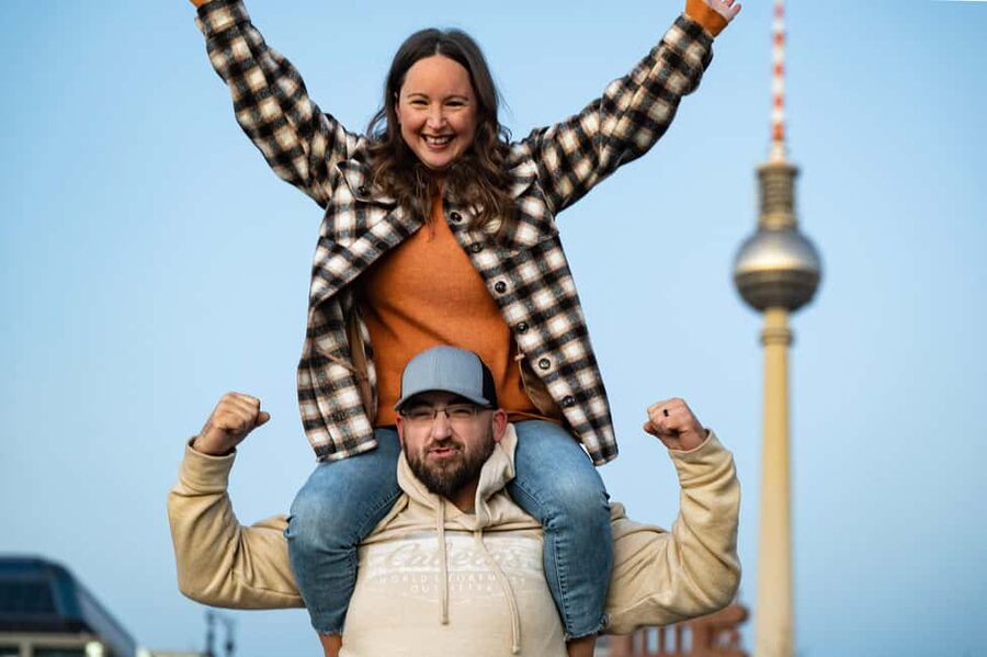 Berlin: Premium 60-Minute Photoshoot at Iconic Landmarks - Language and personal attention