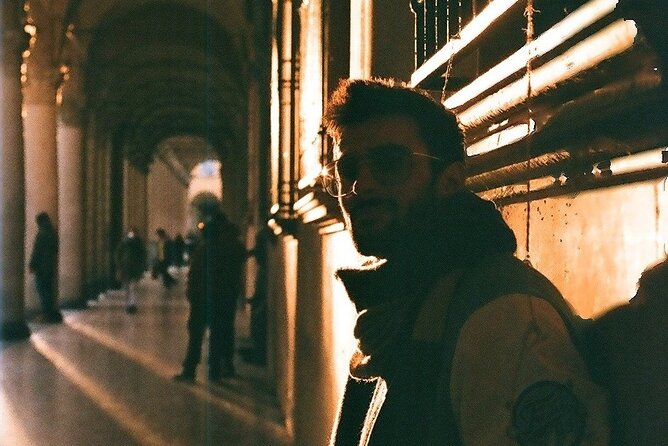 Bologna: Photo tour with professional photographer - University streets and the Finestrella option
