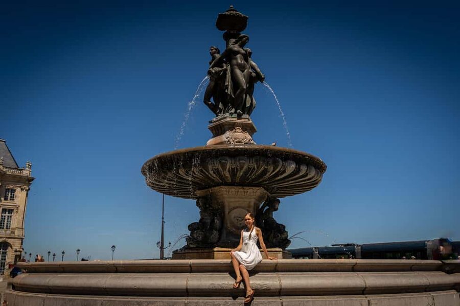 Bordeaux Photographer : Romantic or Family or Friends - How the 90-minute session unfolds