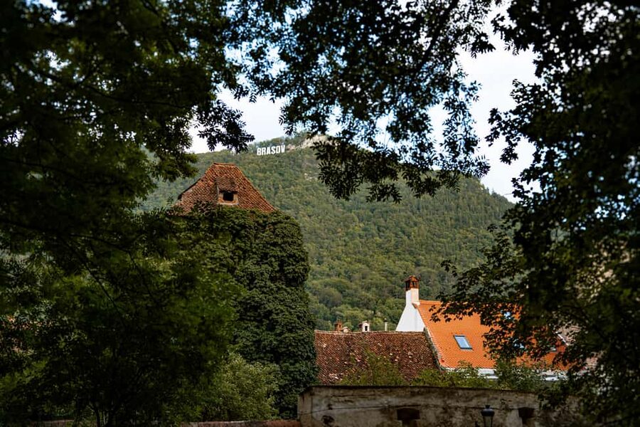 Brasov: Photo Walking Tour with Professional Photos - Park Schaeffler and the first photo stop