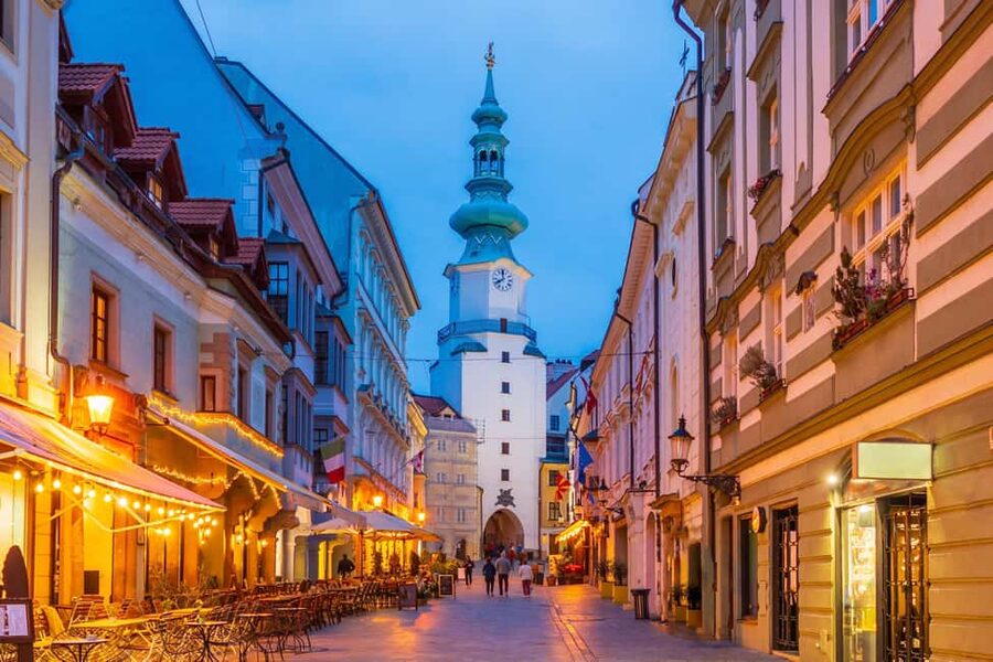 Bratislava: Slovakia Castle Photography Tour & Wine Tasting - Why this tour works for castle lovers and photographers