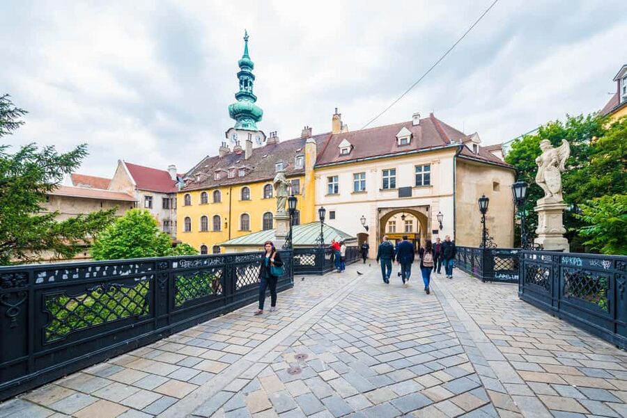 Bratislava: Slovakia Castle Photography Tour & Wine Tasting - The optional Slovak dinner