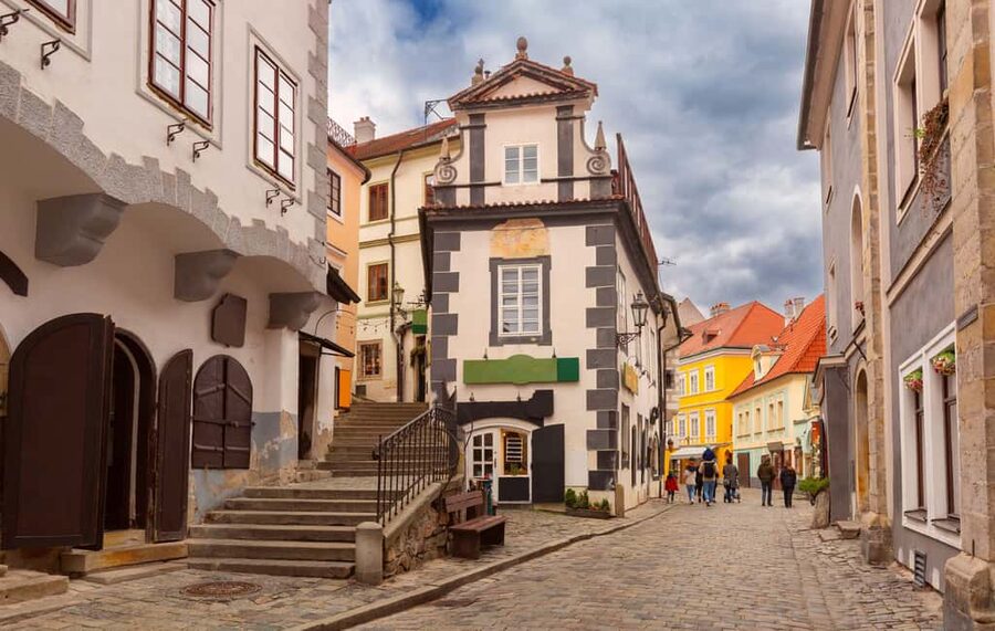 Bratislava: Slovakia Castle Photography Tour & Wine Tasting - What the guide adds to the day
