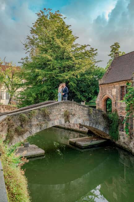 Bruges : Your private 1 hour photoshoot in the medieval city - Starting at Jan van Eyckplein