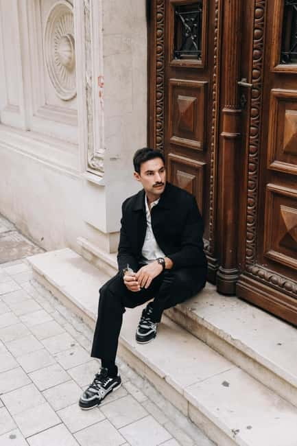 Bucharest: Essential Photo Session in the Charming Streets - Choosing between daylight and evening light