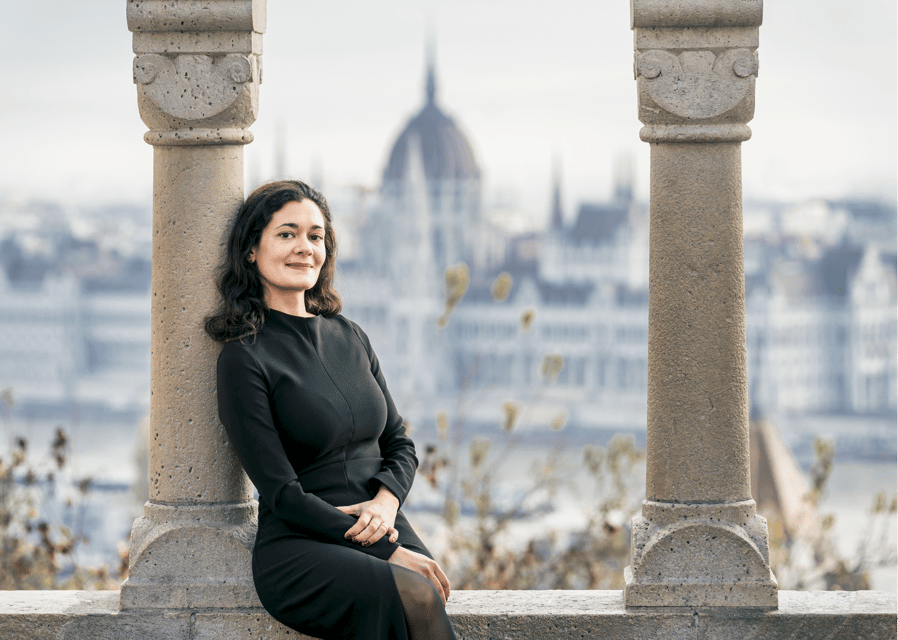 Buda Castle: Group photoshoot with a local guide - Meeting Bence at Szentháromság Square