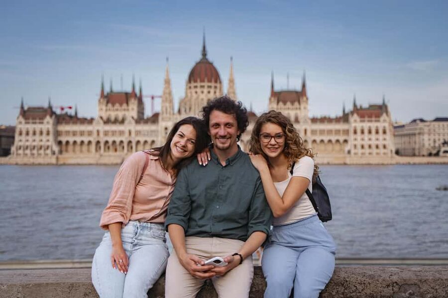 Budapest: Castle Hill Photoshoot with Private Photographer - A serious word about meeting arrangements