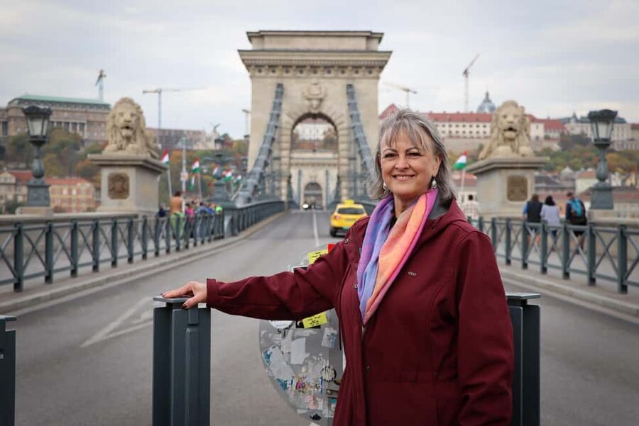 Budapest Guided Tour with Photoshoot - Small Tour (2hrs) - A sightseeing walk that doubles as a photo session