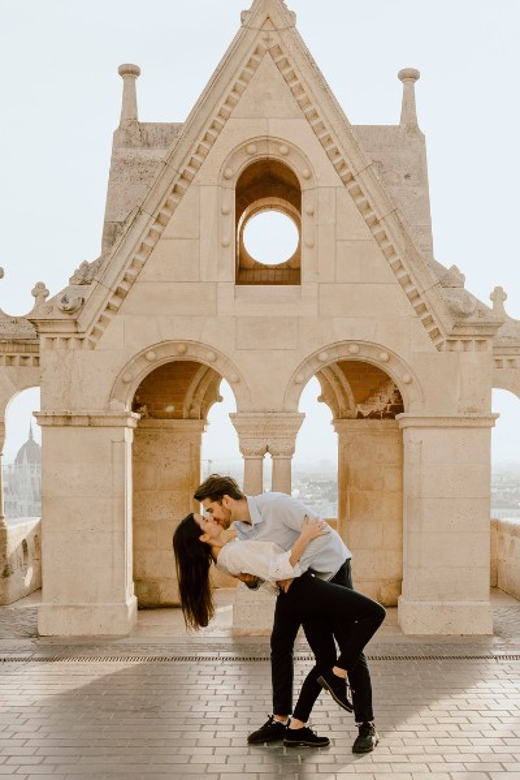 Budapest: romantic photoshoot at Buda's iconic sightseeings - The 45-minute route around Buda’s landmarks