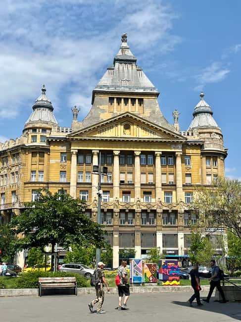 Budapest: Walking Tour with Chimney Cake & Polaroid Photos - Elizabeth Square, small statues, and local stories