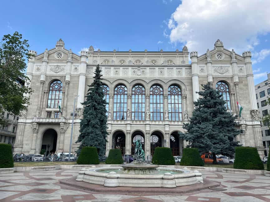 Budapest: Walking Tour with Chimney Cake & Polaroid Photos - What the small group and Polaroids add