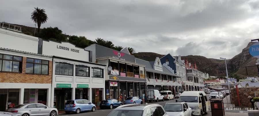 Cape Town: Cape of Good Hope, Penguins Instagram Group Tour - Simon’s Town lunch and Muizenberg’s beach huts