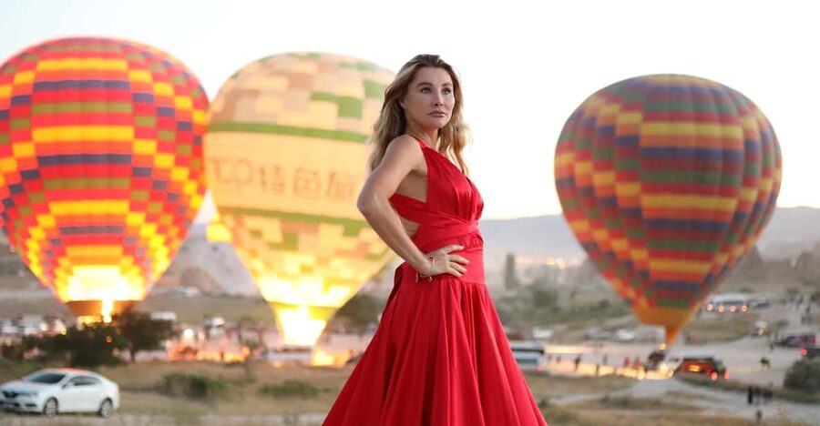 Cappadocia: Photoshooting with Flying Dresses - Cave rooms, carpets, horses, and classic cars