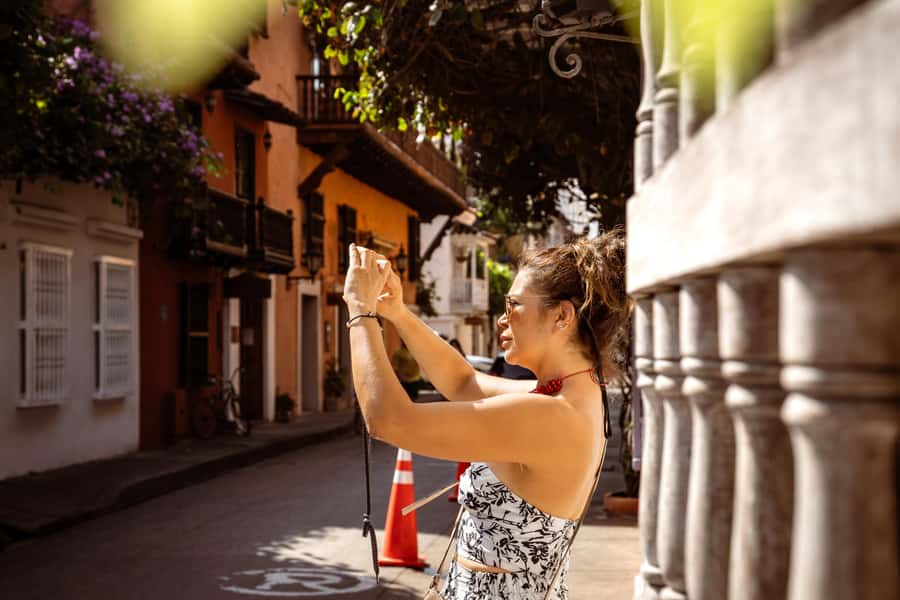 Cartagena Instagram Mobile Workshop: Scenic and Trendy Shots - Finding the right pose and portrait setting
