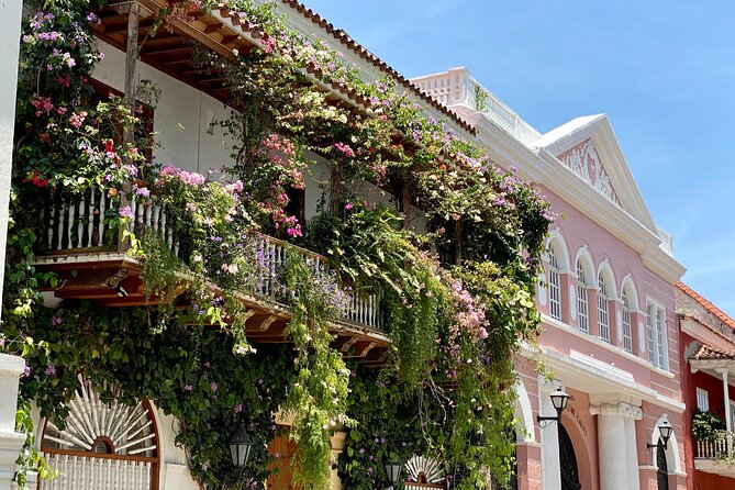 Cartagena Instagrammable History - A photo walk with Cartagena behind the postcard