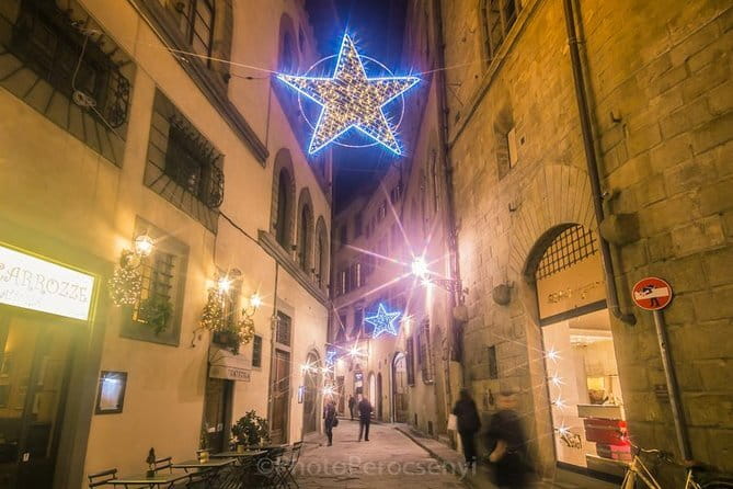 Christmas Lights Private Photo Tour in Florence - Photographing Ponte Vecchio after dark
