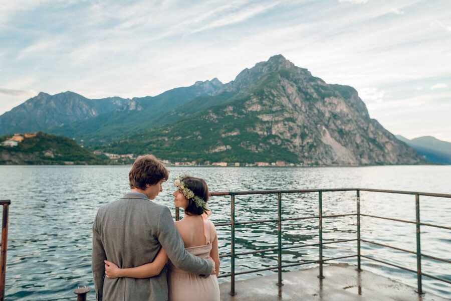 Como: Private Photoshoot with Post-Editing - Cavour Square: a natural first backdrop