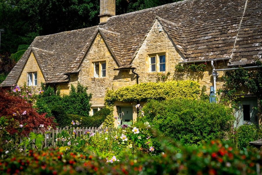 Cotswolds Village Private Car Tour and Photoshoot - Chipping Campden brings shopping and old-stone charm