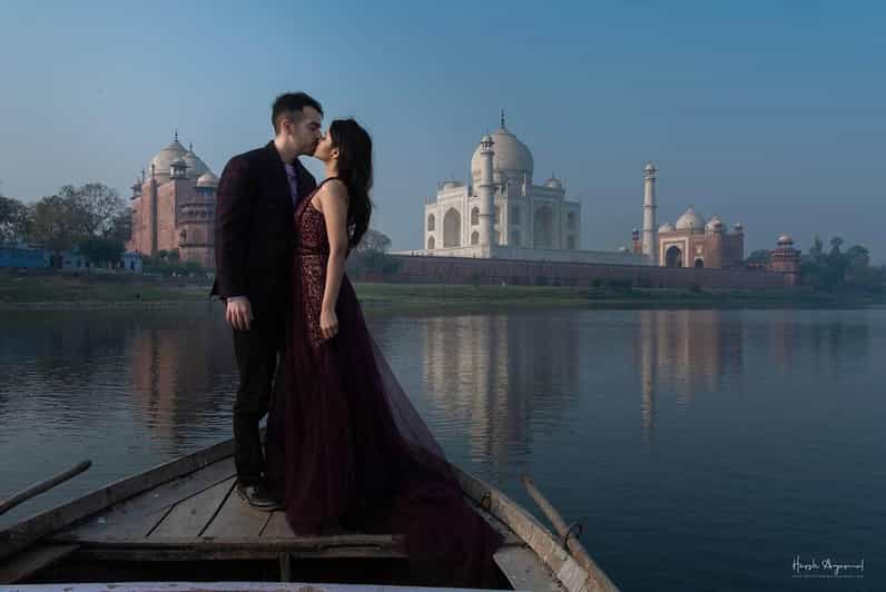Delhi: Photography Taj Mahal Tour with Boat Ride & Transfers - Entering the Taj Mahal with a guide and photographer