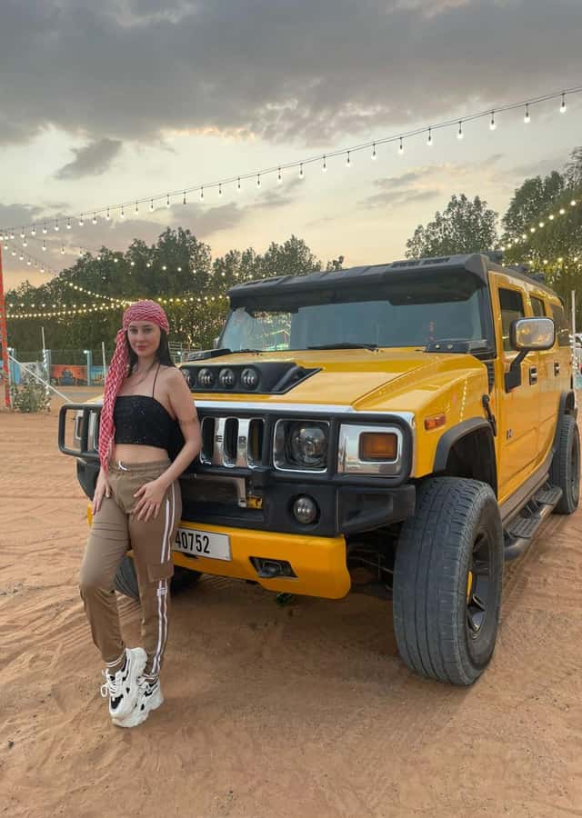 Dubai Hummer Safari Adventure & Traditional Dress Photoshoot - Who will enjoy this desert evening most?