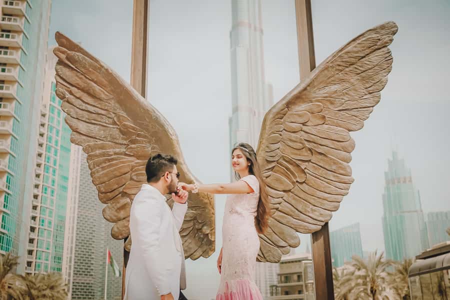 Dubai: Iconic Burj Khalifa Pre-Wedding Photoshoot - How the photographer shapes the session