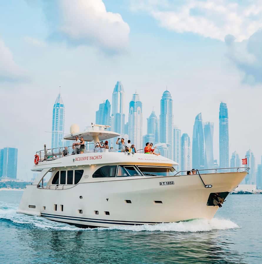 Dubai: Instagrammable Yacht Tour with Drinks & Ain/JBR Views - What the one-hour cruise includes