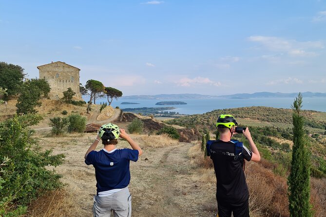 Easy guided eBike tour with photographer at Lake Trasimeno - A gentle ride with more variety than mileage