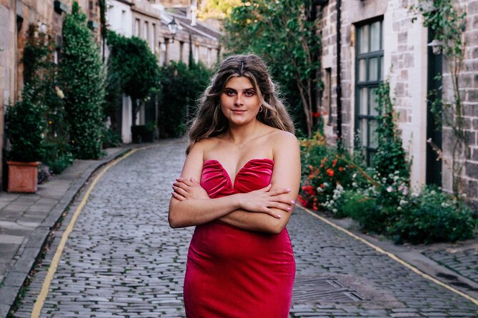 Elegant Professional Private Photoshoot Tour in Edinburgh - A photographer who keeps the mood relaxed