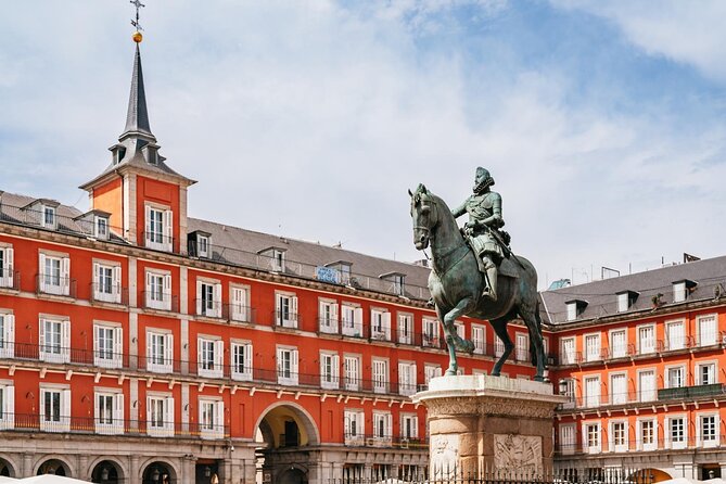 Explore Madrid by bike taking photos with Benja - Puerta de Alcalá and the easy transition into Retiro