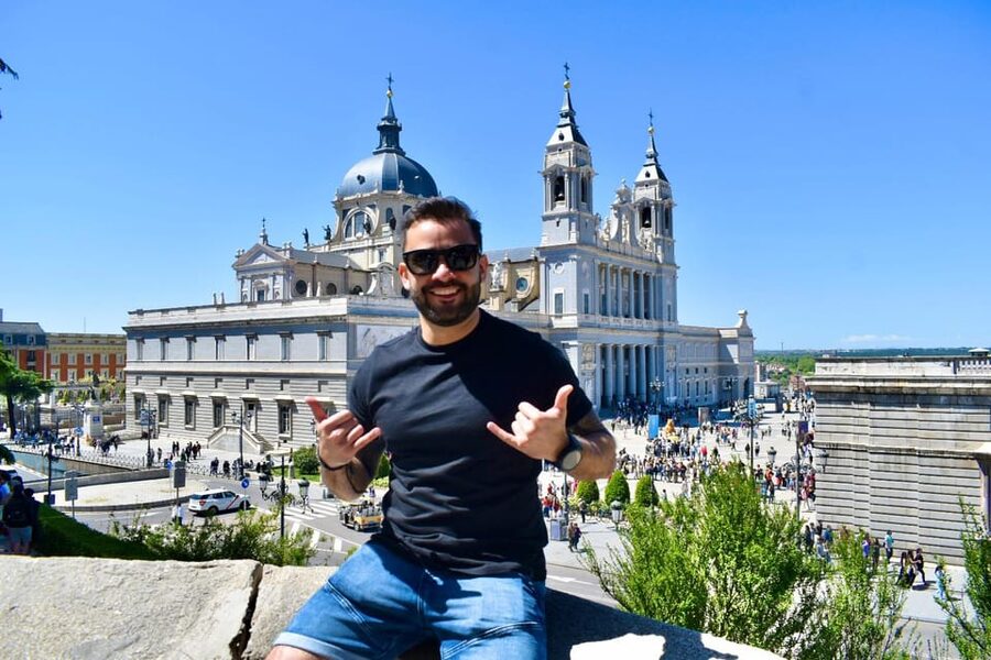 Explore Madrid by bike taking photos with Benja - Standard bike or electric bike?