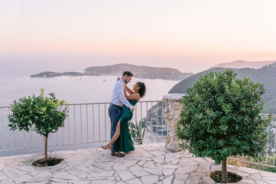 Eze: Private Photoshoot with a Professional Photographer - A photographer who adjusts to light and crowds