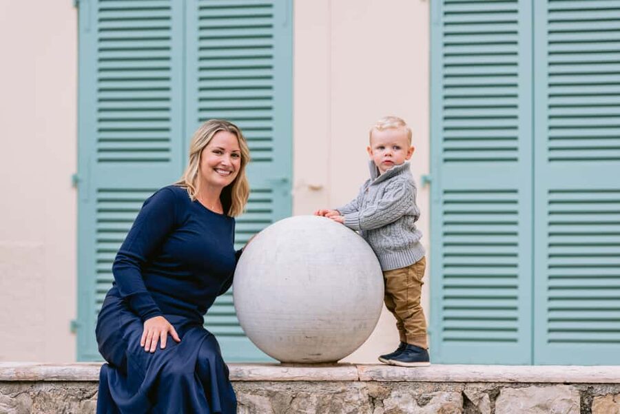 Eze: Private Photoshoot with a Professional Photographer - Posing help without a stiff studio feel