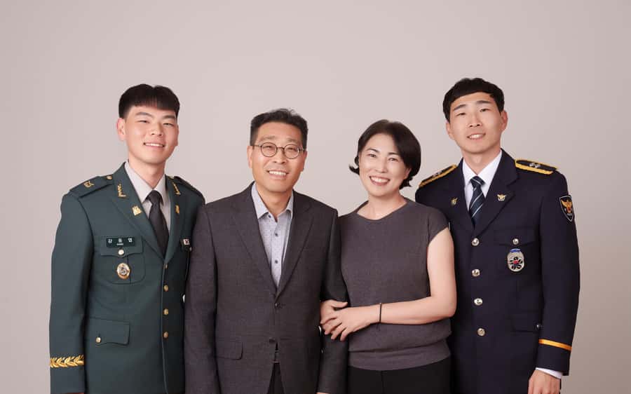 Family, Couple, and Group Photoshoot in Seoul - Same-day retouching and printed photographs