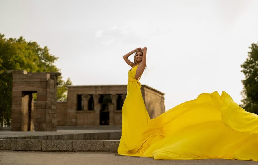 Flying Dress Photoshoot in Madrid - Plaza de Oriente: space for movement