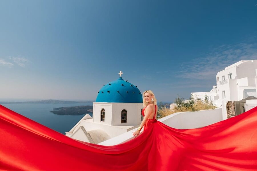 Flying dress Photoshoot in Santorini with Hotel Pickup - How the Photographer Makes the Dress Fly