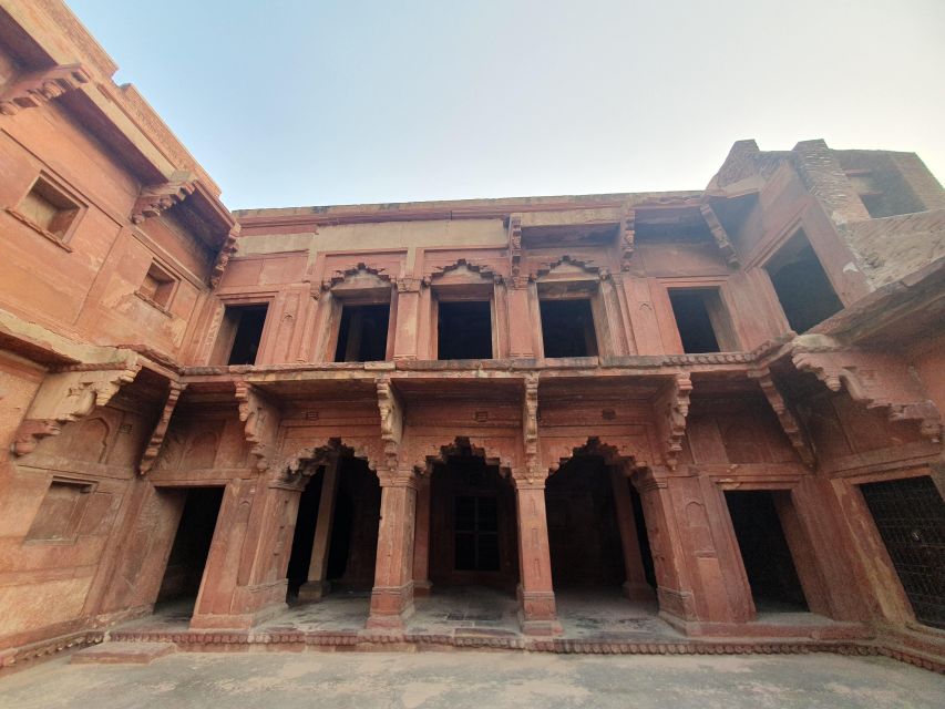 From Delhi: Taj Mahal Tour with Professional Photographer - Guides, photographers, and the private format