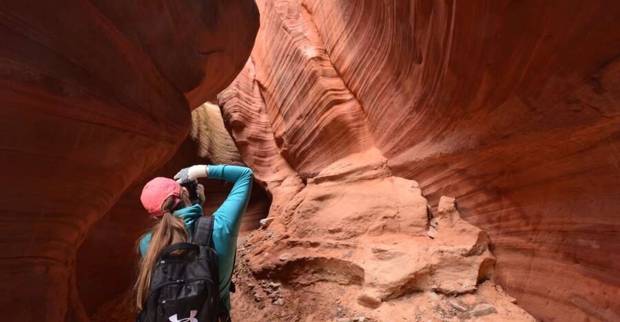 From Kanab: 3-Hour Peek-a-Boo Slot Canyon Hiking/Photo Tour - Making the most of the photography