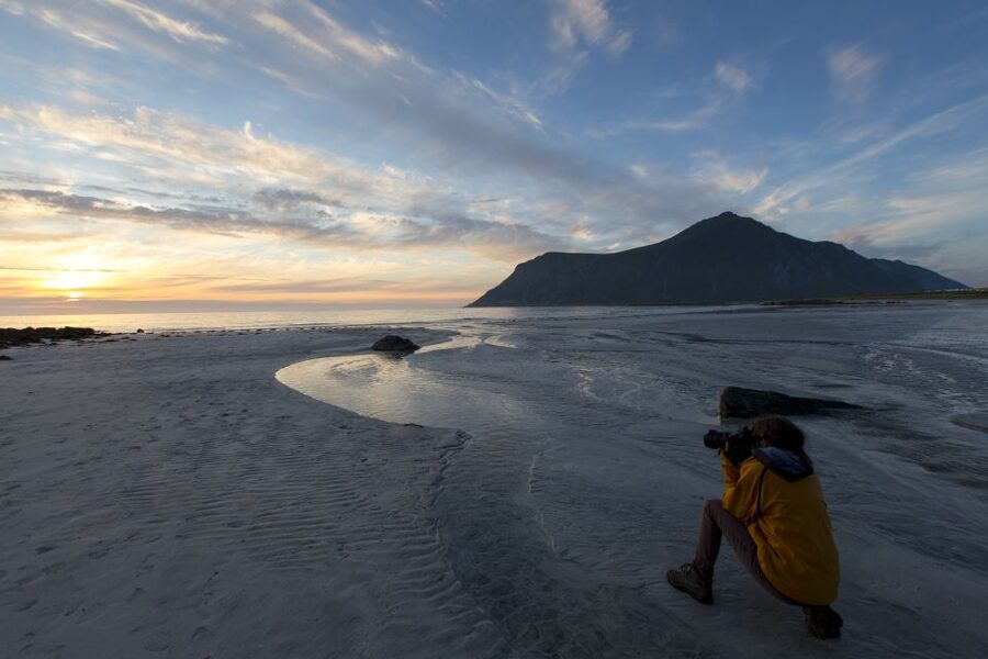 From Svolvær: Midnight sun tour with a photographer - Who will enjoy this most?