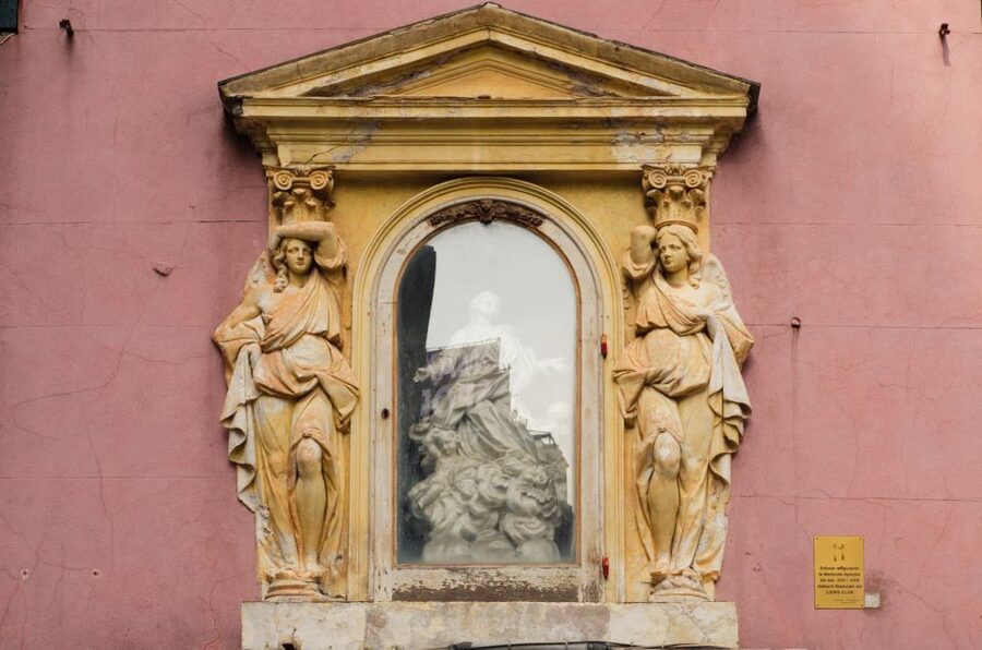Genoa: Secret Corners Photography Tour and Traditional Snack - A three-kilometer route with a clear finish