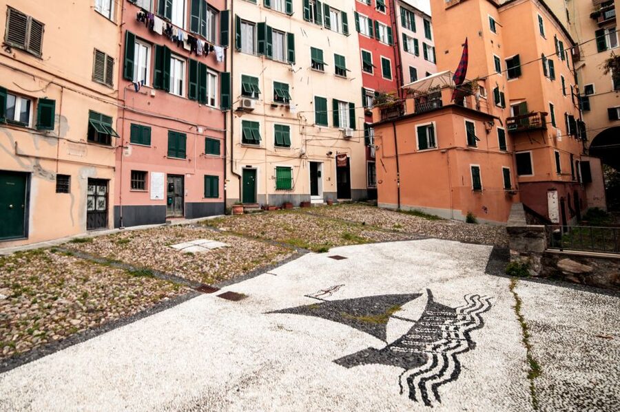 Genoa: Secret Corners Photography Tour and Traditional Snack - What the small group changes