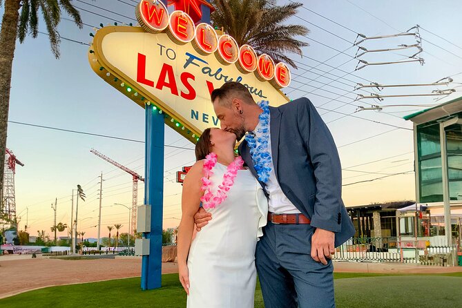 Get Married: Elvis Wedding + Las Vegas Sign + Photography - Choosing between a legal wedding and a symbolic ceremony