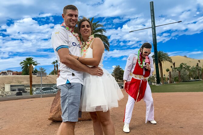 Get Married: Elvis Wedding + Las Vegas Sign + Photography - Photo time at the Welcome to Fabulous Las Vegas Sign