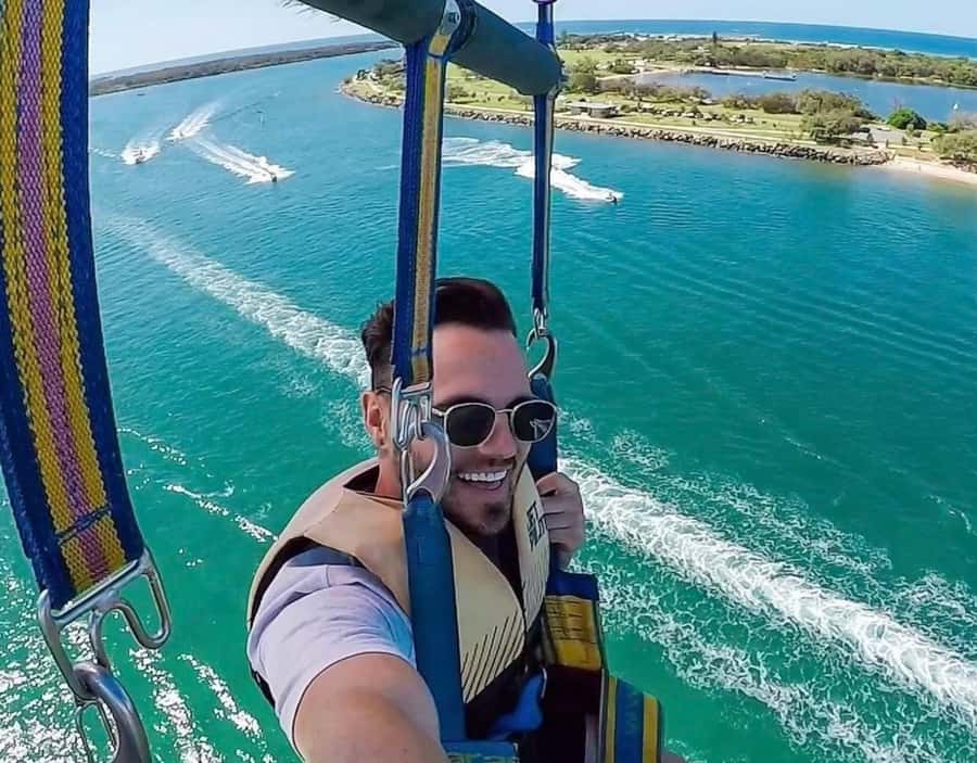 Gold Coast: Surfers Paradise Parasailing with Free Photos - Coming Back Down and Receiving the Photos