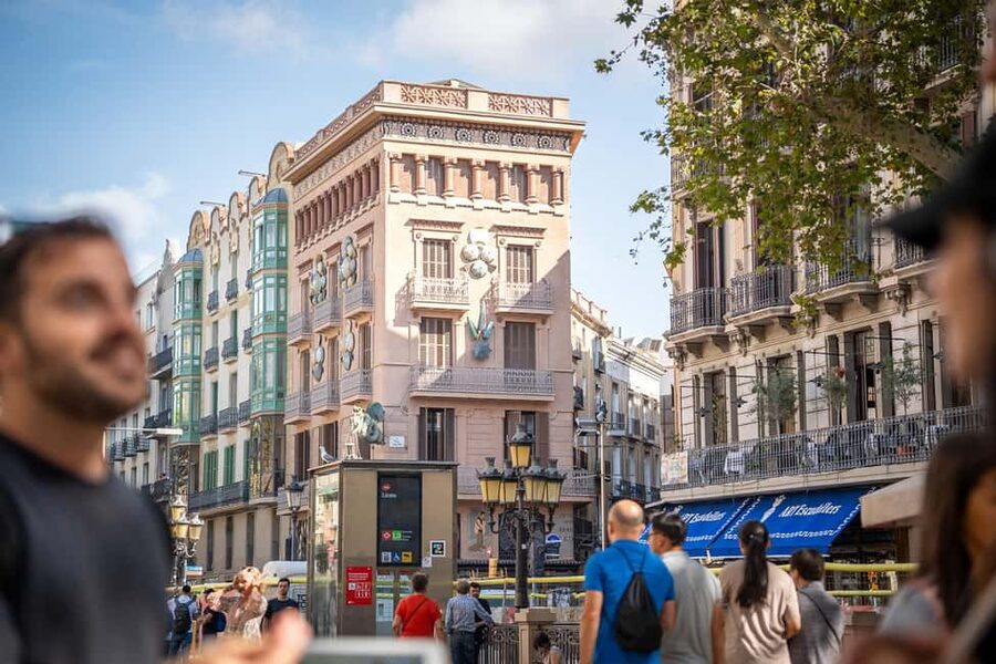 Guided tour of Barcelona in French (Old Town & Instagram spots) - Starting at Plaça Reial and getting your bearings