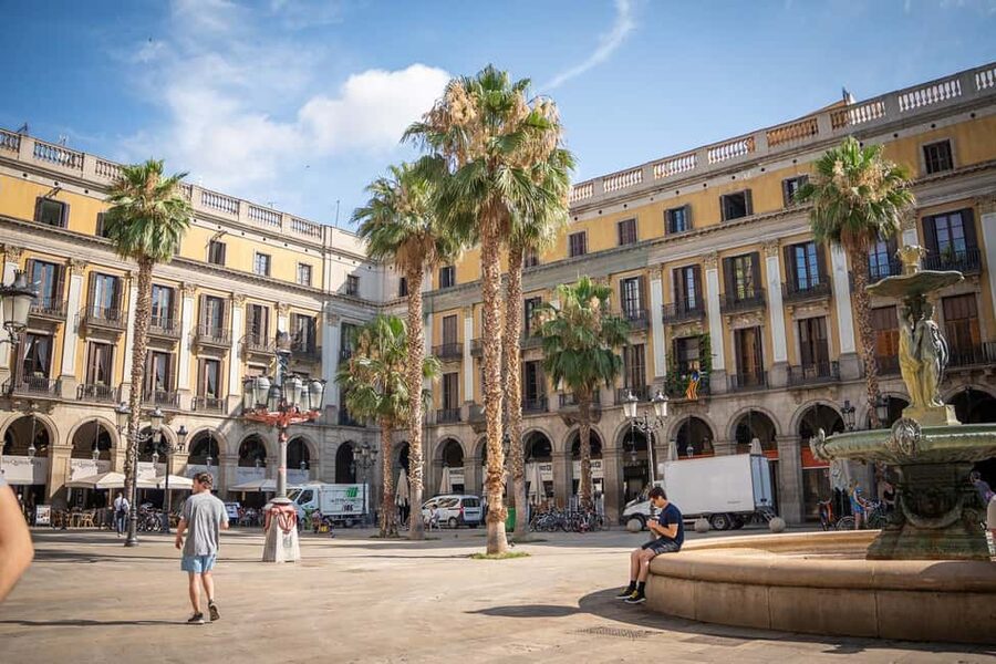 Guided tour of Barcelona in French (Old Town & Instagram spots) - Plaça Sant Jaume and Barcelona’s Catalan identity