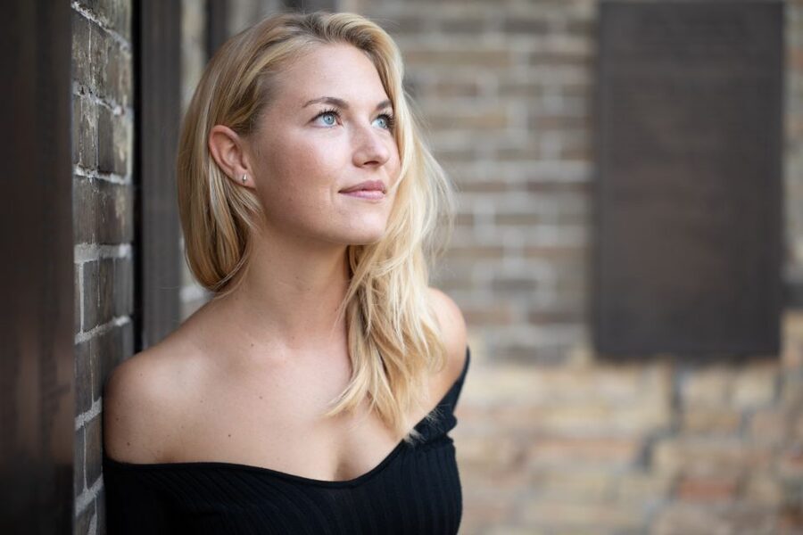 Hamburg: Private Couples' Photoshoot and Walking Tour - Starting at Jungfernstieg or Beatles-Platz