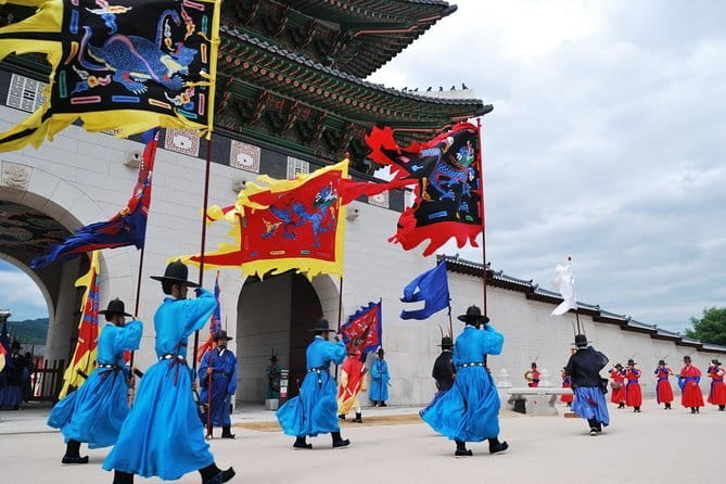 Hanbok Photoshoot and History Tour at Gyeongbokgung Palace - Group size, pace, and comfort