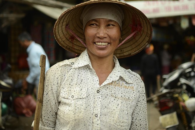Hanoi Long Bien Sunrise Photo Tour - Two hours inside Long Bien Market